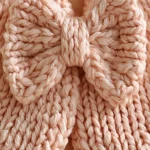 Babyjacke mit großer Rückenschleife