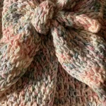 Babyjacke mit großer Rückenschleife