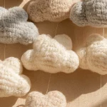 Wolken Mobile in neutralen Farben