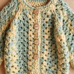 Zarte Babyjacke im Retro Stil häkeln
